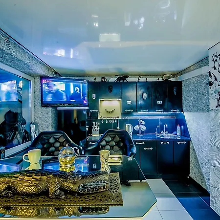 Апартаменти Stylish In The Center Of